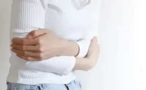 自律神経が乱れて冷え性に悩む女性の様子